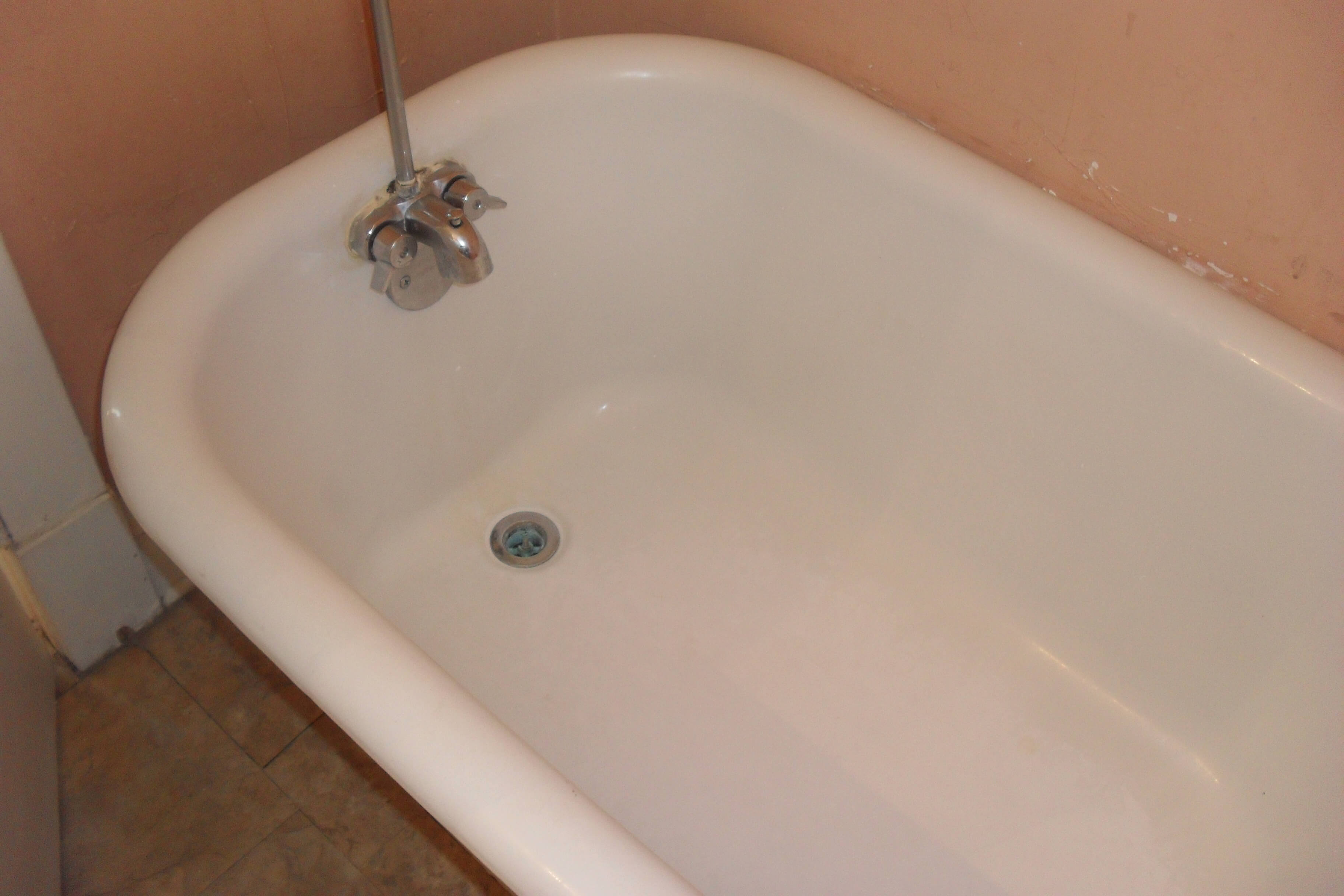 Improper Faucet On An Old Clawfoot Bathtub, How To Fix Bathtub Faucet Valve