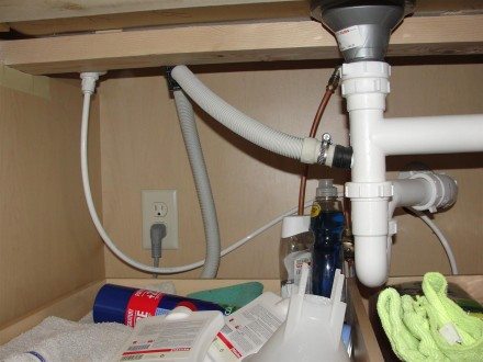 Improper air gap at dishwasher drain hose