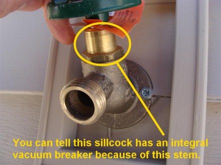 Sillcock with integral vacuum breaker