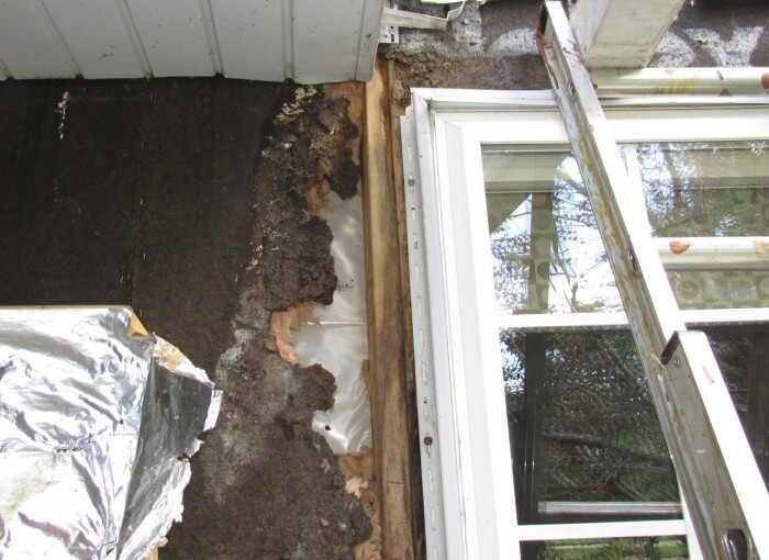 Water damage behind vinyl siding2