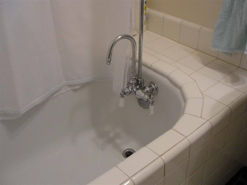 Improper Faucet On An Old Clawfoot Bathtub, Bathtub Water Spout Replacement